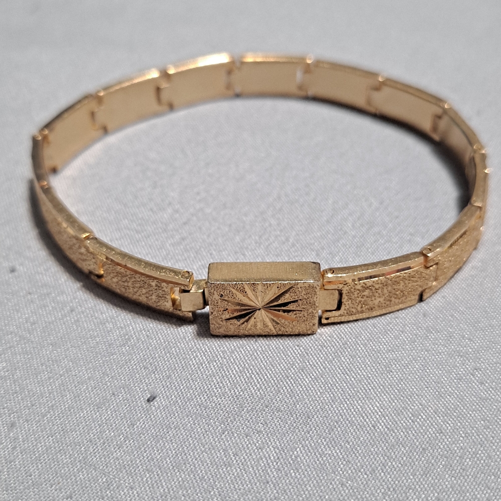 Chic Goldtone Bracelet for Women. Stainless Steel.